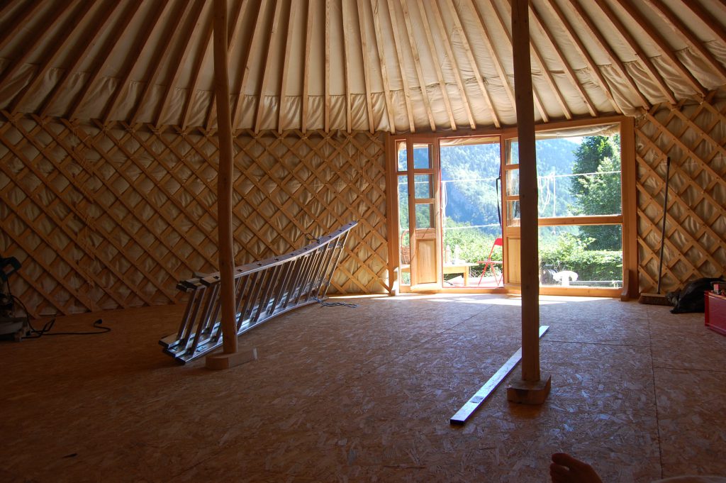 Les yourtes La tanière à Mémé Dôme géodésique Sauna Yourtes